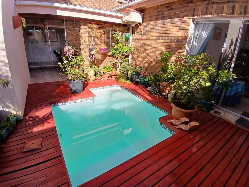 5 Bedroom Property for Sale in Stilbaai Wes Western Cape